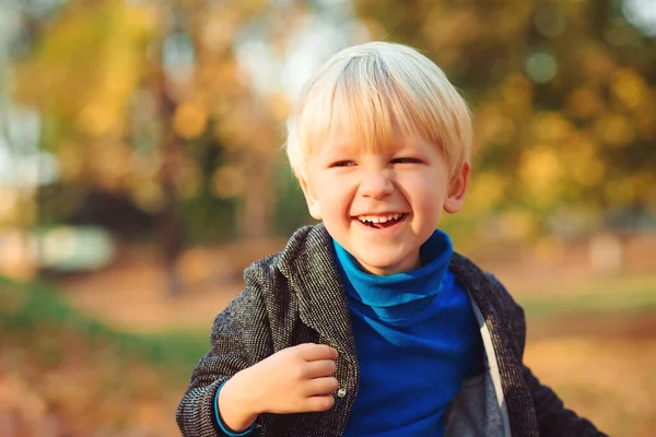 快乐的孩子在户外微笑 英俊的小男孩 有着现代的发型 秋天和童年 童装时尚 穿着保暖夹克的小男孩 可爱的金发碧眼的小男孩在秋天的公园里散步 — 图库照片