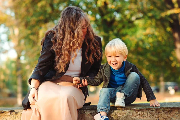 Mãe Passa Tempo Com Filho Mais Novo Família Jovem Feliz — Fotografia de Stock