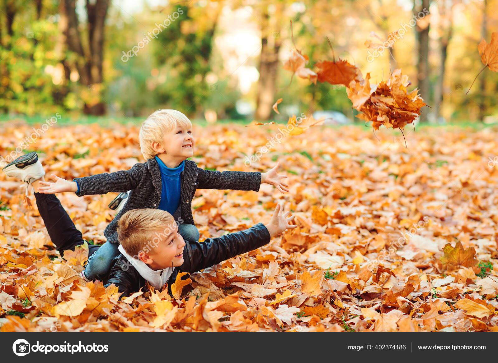 Милые Дети Играют Смеются Осенней Прогулке Счастливые Братья.