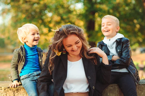 Férias Outono Família Feliz Desfrutando Outono Mãe Com Crianças Andando — Fotografia de Stock