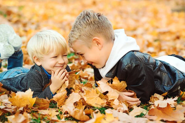 Sonriendo Niños Felices Acostados Hojas Otoño Lindos Hermanos Descansando Parque — Foto de Stock