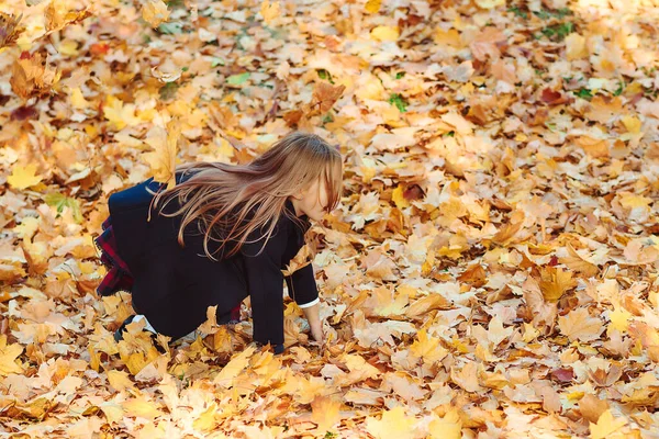 Щаслива Дівчина Грає Опалим Листям Чарівна Школярка Ходить Осінньому Парку — стокове фото