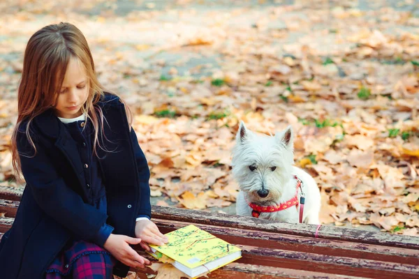 Écolière Avec Livre Sur Promenade Automne Dans Parc Belle Fille — Photo