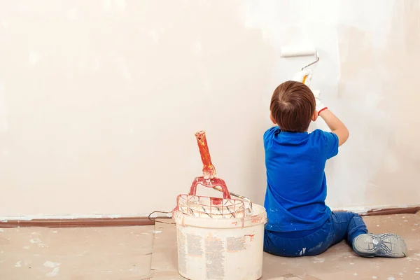 Bambino Felice Dipinge Muro Riparazione Nell Appartamento Bel Ragazzo Con — Foto Stock