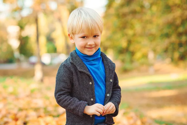 Söt Blond Pojke Som Går Höstparken Barnens Mode Liten Pojke — Stockfoto