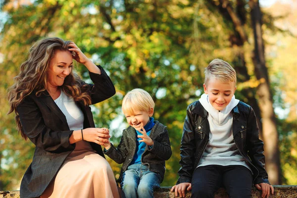 Família Feliz Desfrutando Outono Mãe Com Crianças Andando Parque Outono — Fotografia de Stock