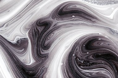 Soyut siyah beyaz arkaplan şablonu. Tabloya yakın çekim. Siyah beyaz arka plan. Dekoratif doku. Sıvı boya. Soyut boyalı dalgalar.