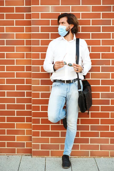 Tampan Pria Berpose Atas Dinding Bata Pria Berjenggot Mengenakan Masker — Stok Foto