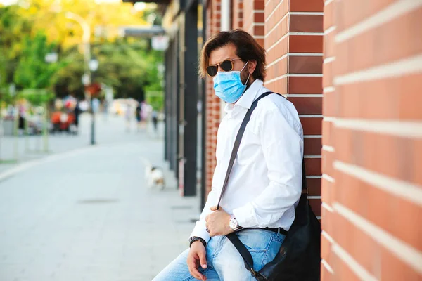 Joven Hombre Negocios Con Máscara Protección Durante Epidemia Mundial Cuarentena —  Fotos de Stock