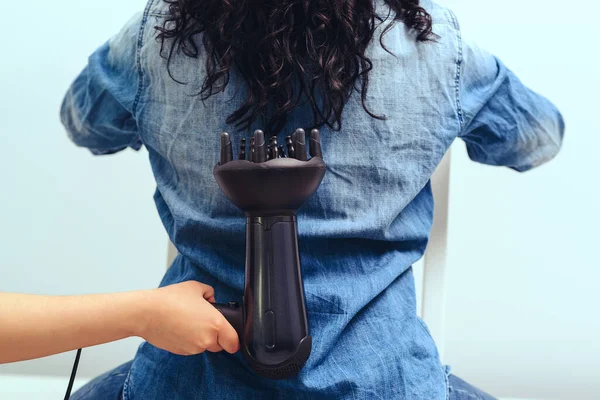Peluquería Hace Peinado Rizado Para Mujer Concepto Cuidado Del Cabello — Foto de Stock