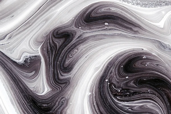Soyut siyah beyaz arkaplan şablonu. Tabloya yakın çekim. Siyah beyaz arka plan. Dekoratif doku. Sıvı boya. Soyut boyalı dalgalar.