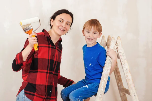 Famiglia Felice Madre Figlio Dipinge Muro Riparazione Nell Appartamento Giovane — Foto Stock