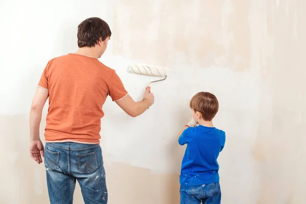 Padre Figlio Che Dipingono Muro Giovane Famiglia Pittura Muro Casa — Foto Stock