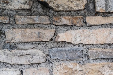 Eski yıpranmış tuğla duvar, yakın plan. İğrenç, eski tuğla duvarlı dış görünüş. Eski tapınak mimarisi. Yıpranmış doku örneği. Metin için kopyalama alanı olan eski arkaplan.