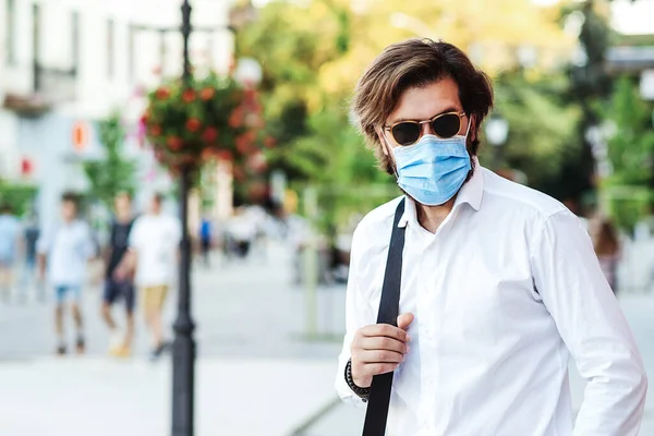世界的な流行の間に保護マスクを身に着けている若いビジネスマン コロナウイルスの隔離 路上のセーフティマスクに髭の男 仕事の後医療マスクを着たマネージャーの男 人と隔離 — ストック写真