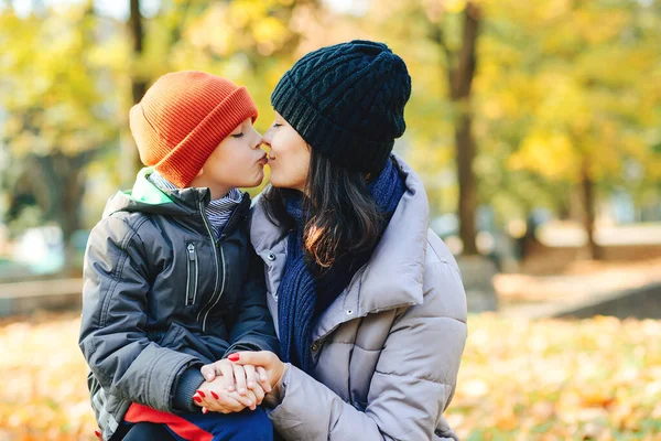 Mãe Filho Felizes Outono Mãe Criança Beijando Livre Família Feliz — Fotografia de Stock