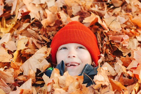 Lächelndes Glückliches Kind Das Sich Herbstblättern Ausruht Junge Spielt Mit — Stockfoto