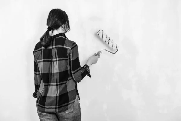 Jovem Mulher Pintando Parede Quarto Mulher Pinta Paredes Com Rolo — Fotografia de Stock