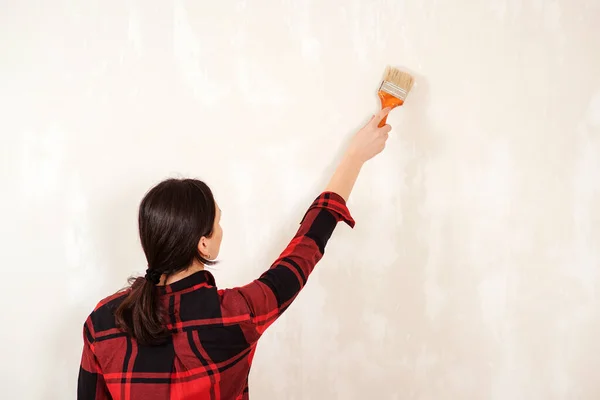 Donna Pittura Parete Interna Nuova Casa Concetto Decorazione Domestica Riparazione — Foto Stock