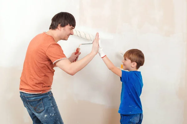 Padre Figlio Che Dipingono Muro Giovane Famiglia Pittura Muro Casa — Foto Stock