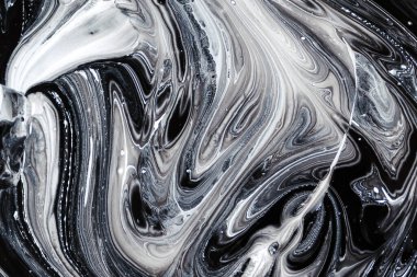 Soyut siyah beyaz arkaplan şablonu. Tabloya yakın çekim. Siyah beyaz arka plan. Dekoratif doku. Sıvı boya. Soyut boyalı dalgalar.