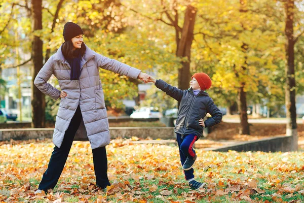 Mãe Filho Divertindo Juntos Parque Outono Mãe Criança Brincando Com — Fotografia de Stock