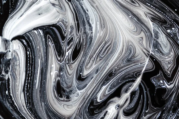 Soyut siyah beyaz arkaplan şablonu. Tabloya yakın çekim. Siyah beyaz arka plan. Dekoratif doku. Sıvı boya. Soyut boyalı dalgalar.