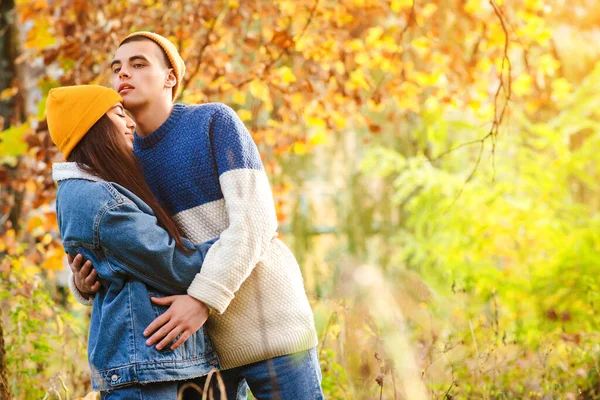 Šťastný Zamilovaný Pár Nádherná Podzimní Příroda Podzimní Móda Stylová Žena — Stock fotografie