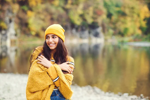 Hermosa Mujer Disfrutando Día Otoño Belleza Moda Moda Estilo Vida — Foto de Stock