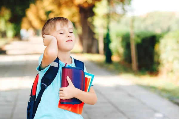 Scolaretto Infelice Con Libri Mano Zaino Ragazzo Sconvolto Che Scuola — Foto Stock