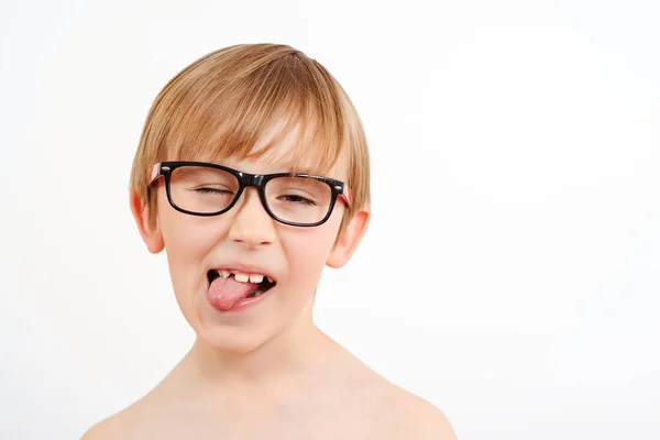 Vicces Gyerek Szemüveget Visel Fehér Háttérrel Boldog Gyerekkort Kocka Kisfiú — Stock Fotó