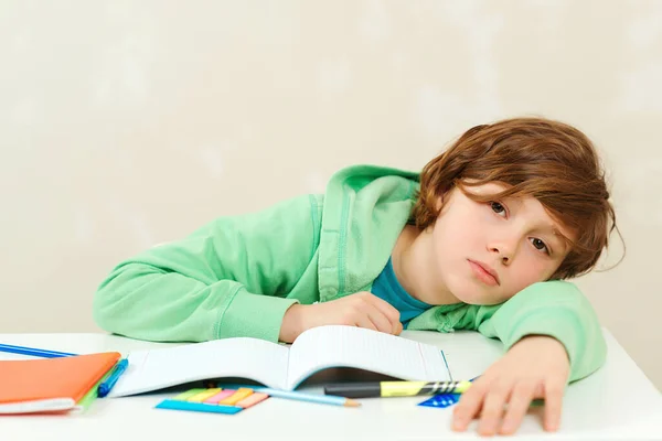 Miúdo Cansado Sentado Secretária Com Muitos Livros Estudante Triste Fazer — Fotografia de Stock