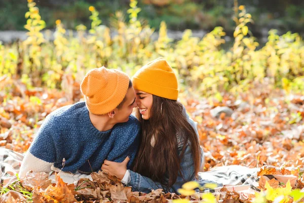 Pareja Joven Divirtiéndose Juntos Otoño Amor Pareja Moda Disfrutando Del — Foto de Stock