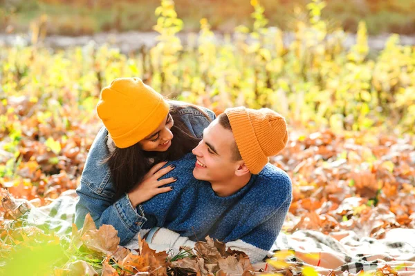 Pareja Joven Divirtiéndose Juntos Otoño Amor Pareja Moda Disfrutando Del — Foto de Stock