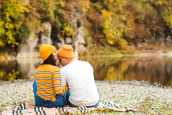 Casal Amoroso Andando Natureza Humor Outono Homem Mulher Felizes Abraçando — Fotografia de Stock