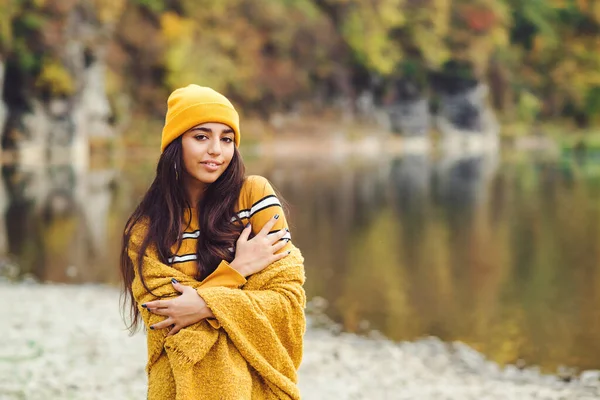 Hermosa Mujer Disfrutando Día Otoño Belleza Moda Moda Estilo Vida — Foto de Stock