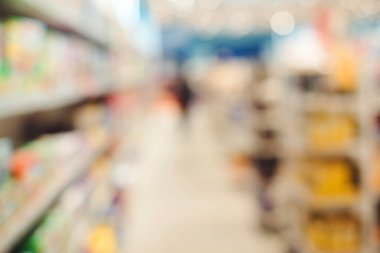 Alışveriş merkezi geçmişi bulanık. Oyuncak dükkanı. Çocukların bokhe ile alışveriş geçmişi var. Modern deponun arka planı bulanık. Doğal bokeh