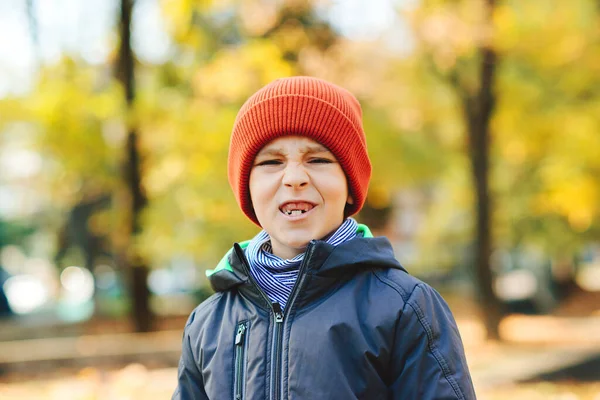 Les Enfants Sont Colère Marchant Dans Parc Enfance Petit Garçon — Photo