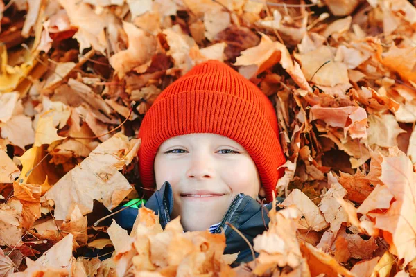 Glückliches Kind Das Herbstblättern Ruht Junge Der Mit Gefallenen Ahornblättern — Stockfoto