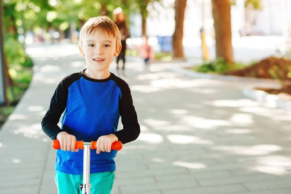 Joyeux Garçon Sur Scooter Dans Parc Été Mode Vie Sain — Photo