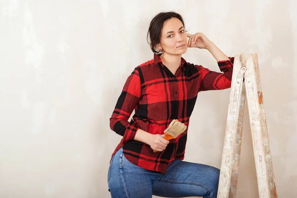 Donna Pittura Parete Interna Con Rullo Vernice Nuova Casa Concetto — Foto Stock