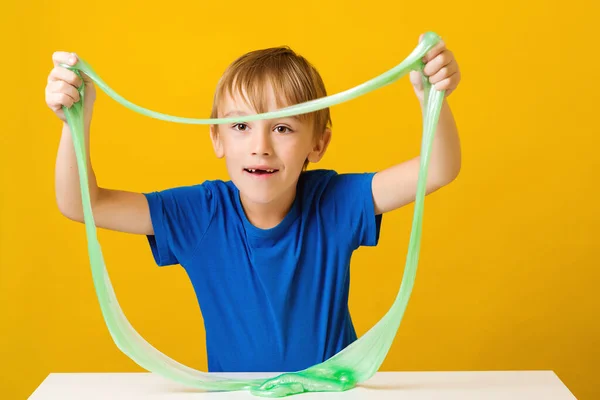 Popüler Sümükle Oynayan Sevimli Çocuk Deneysel Bilimsel Yöntem Deneyen Sevimli — Stok fotoğraf