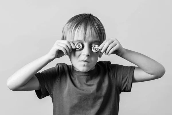 Dziecko Pokryte Oczy Lolipops Słodki Podekscytowany Chłopiec Żółtym Tle Podekscytowany — Zdjęcie stockowe