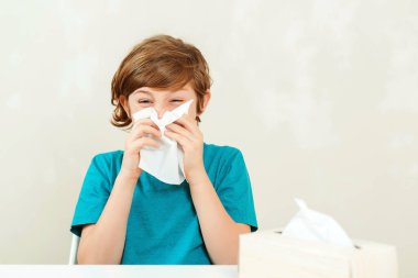 Öğrencinin derste başı ağrıyor. Hasta çocuk masada oturuyordu. Çocuğun virüsü var, burnu akıyor ve başı ağrıyor. Sağlık ve çocukluk.