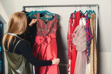 Moda stüdyosunda çalışan tasarımcı kadın. Atölyedeki kadın elbisesi. Başarılı moda işi. Giysi stüdyosu ya da butik. Moda, alışveriş, yaşam tarzı..