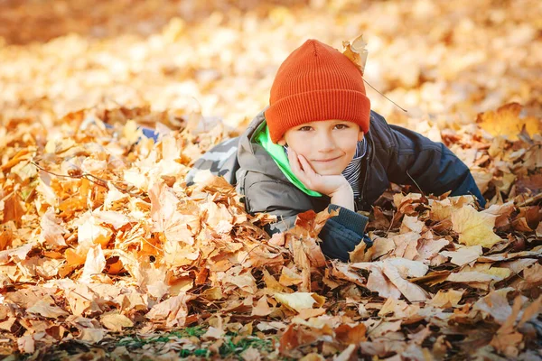 Glückliches Kind Das Herbstblättern Ruht Junge Spielt Mit Gefallenen Ahornblättern — Stockfoto