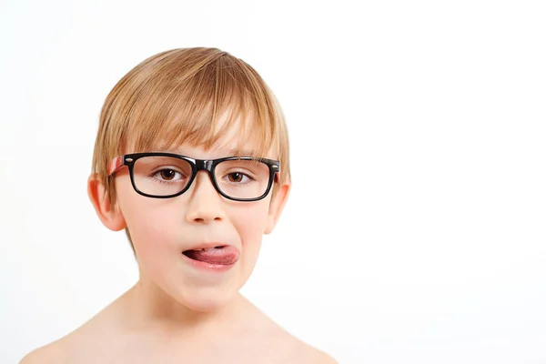 Lustiges Kind Mit Brille Auf Weißem Hintergrund Glückliche Kindheit Nerd — Stockfoto