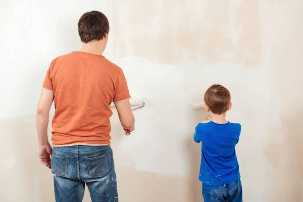 Giovane Famiglia Pittura Muro Casa Padre Figlio Che Dipingono Muro — Foto Stock