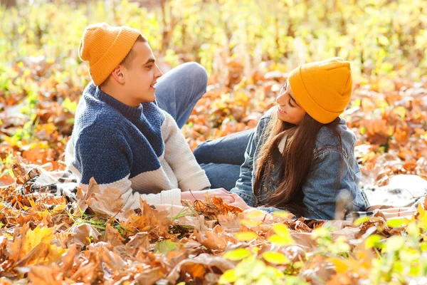 Casal Jovem Divertindo Juntos Outono Com Amor Casal Moda Que — Fotografia de Stock