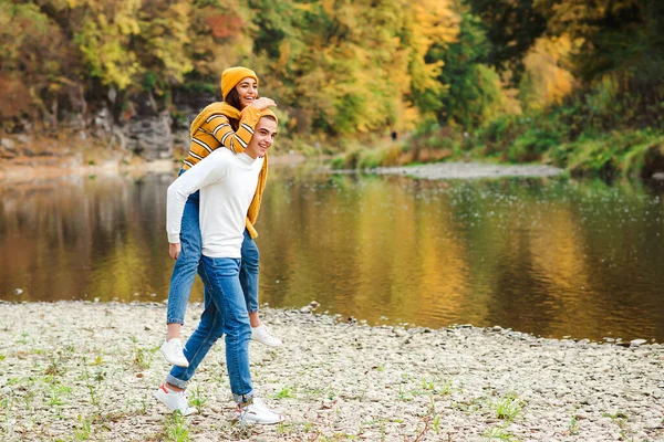 Hermosa Pareja Divirtiéndose Juntos Naturaleza Amor Pareja Moda Disfrutando Del — Foto de Stock